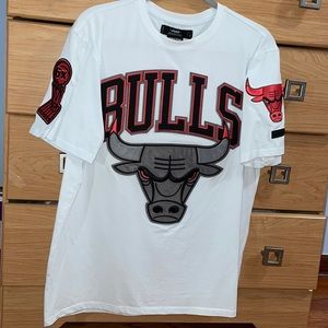Large Mens Bulls t-shirt.